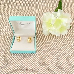 NWOT Pearl earrings in gift box